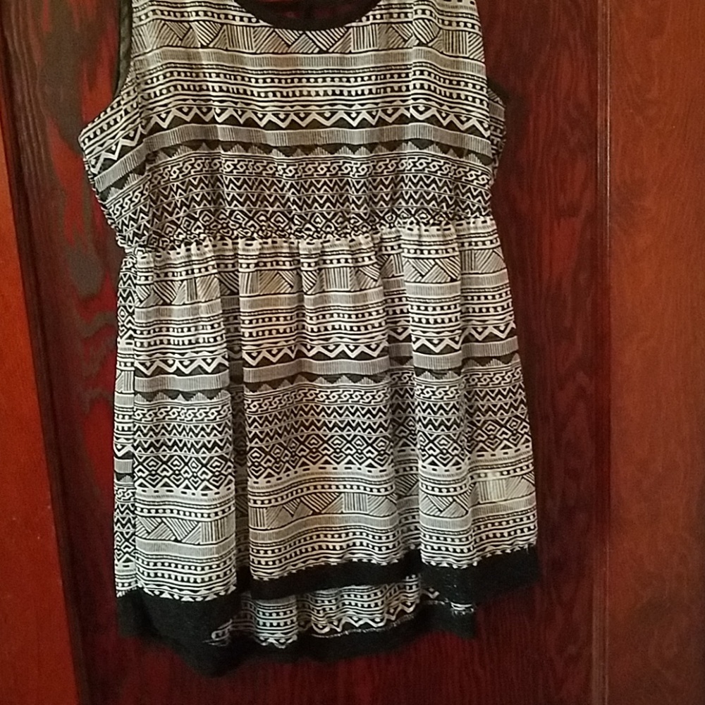 Vanity Geometric Tank - Picture 4 of 4